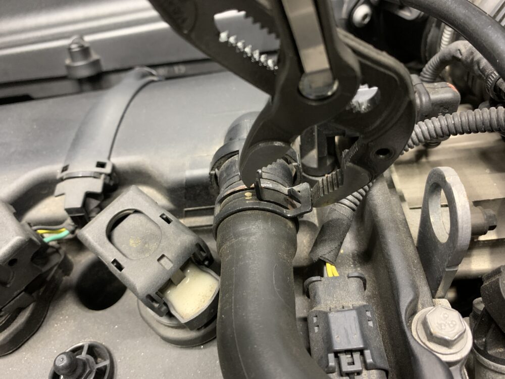 自動車整備士が教えるエンジンオイル・フィルター交換 MINI クロスオーバー R60で徹底解説 | TS-KK-Base