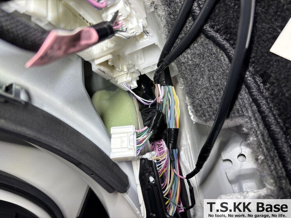 パワーバックドア側の結線部を保護
